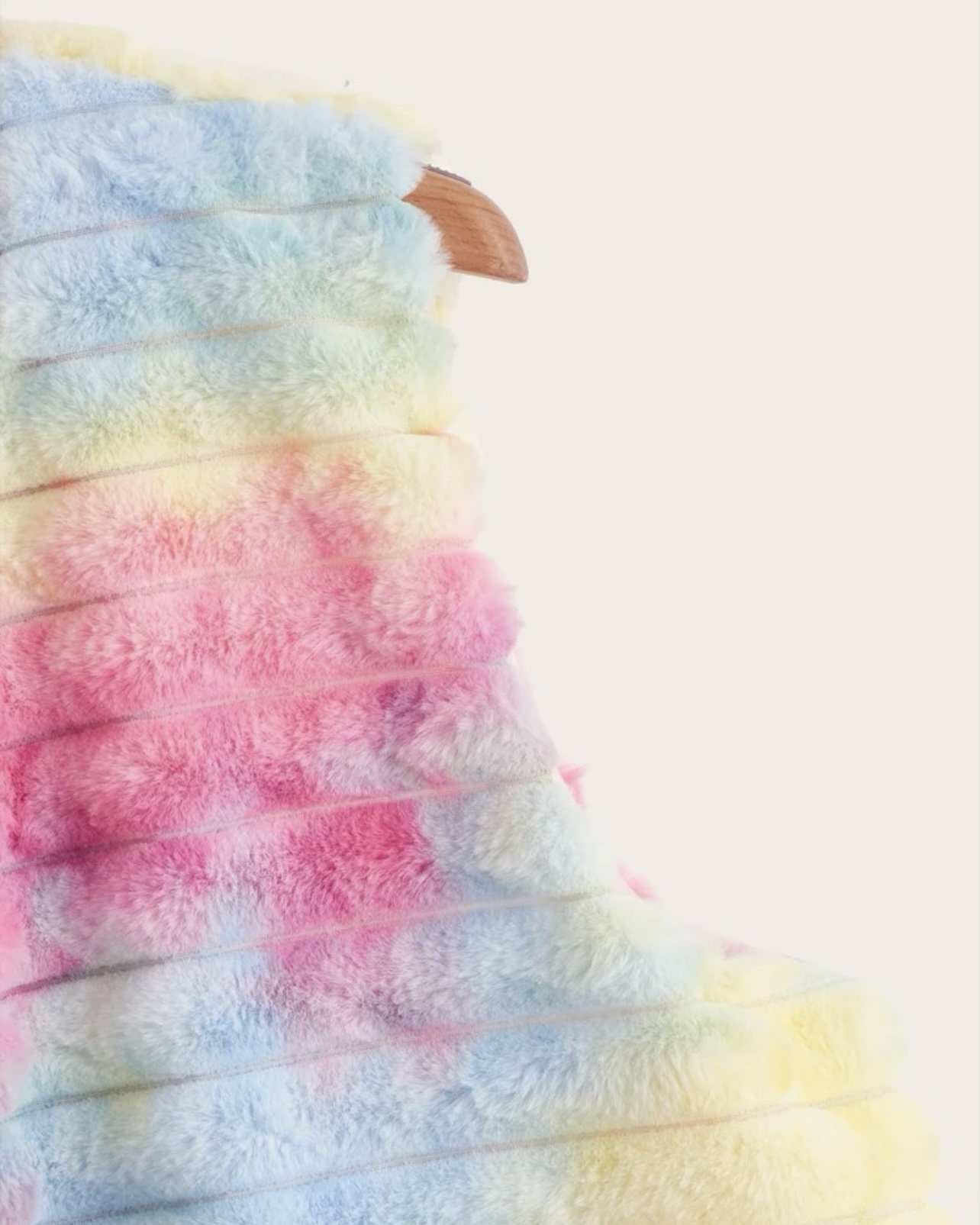 Imagem do produto COLETE DE PELOS COLORIDO TIE DYE