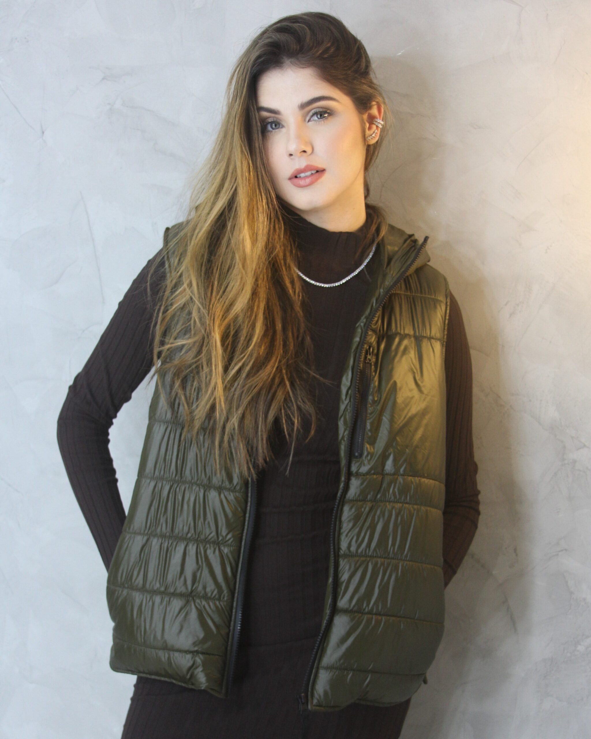 Imagem do produto COLETE IMPERMEÁVEL CAPUZ VERDE MUSGO ZARA