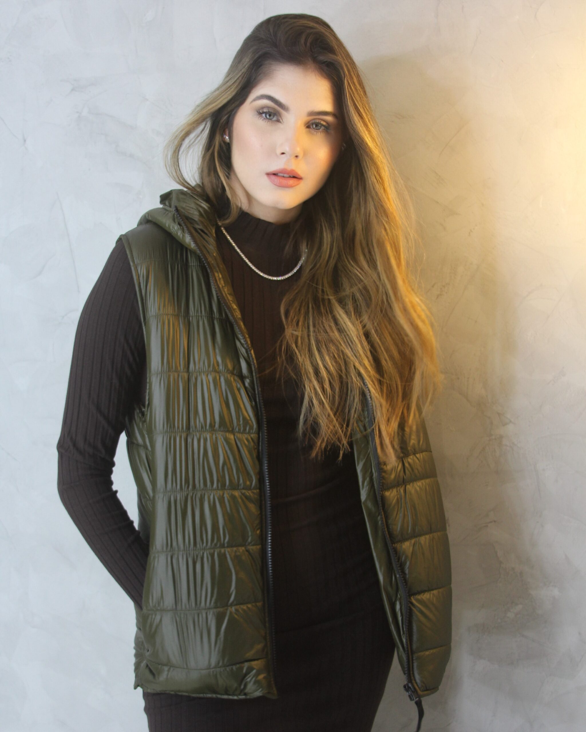 Imagem do produto COLETE IMPERMEÁVEL CAPUZ VERDE MUSGO ZARA