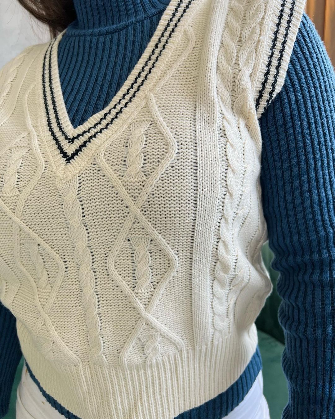 Imagem do produto SUÉTER TRICOT OFF WHITE DETALHES PRETO