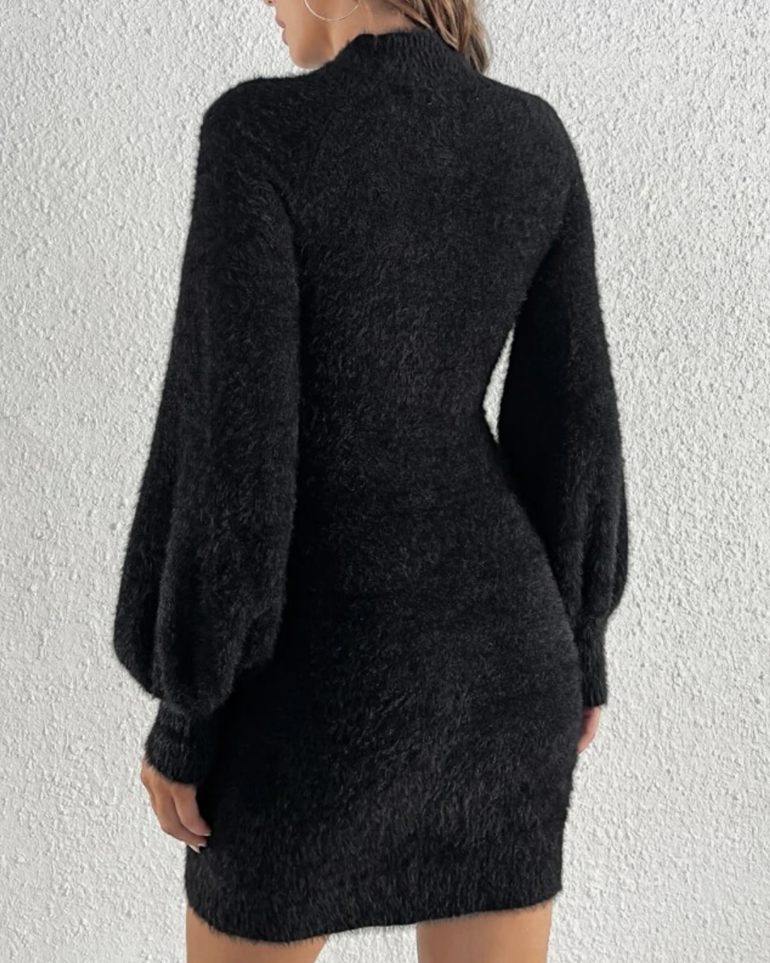 Imagem do produto VESTIDO PRETO PELINHOS