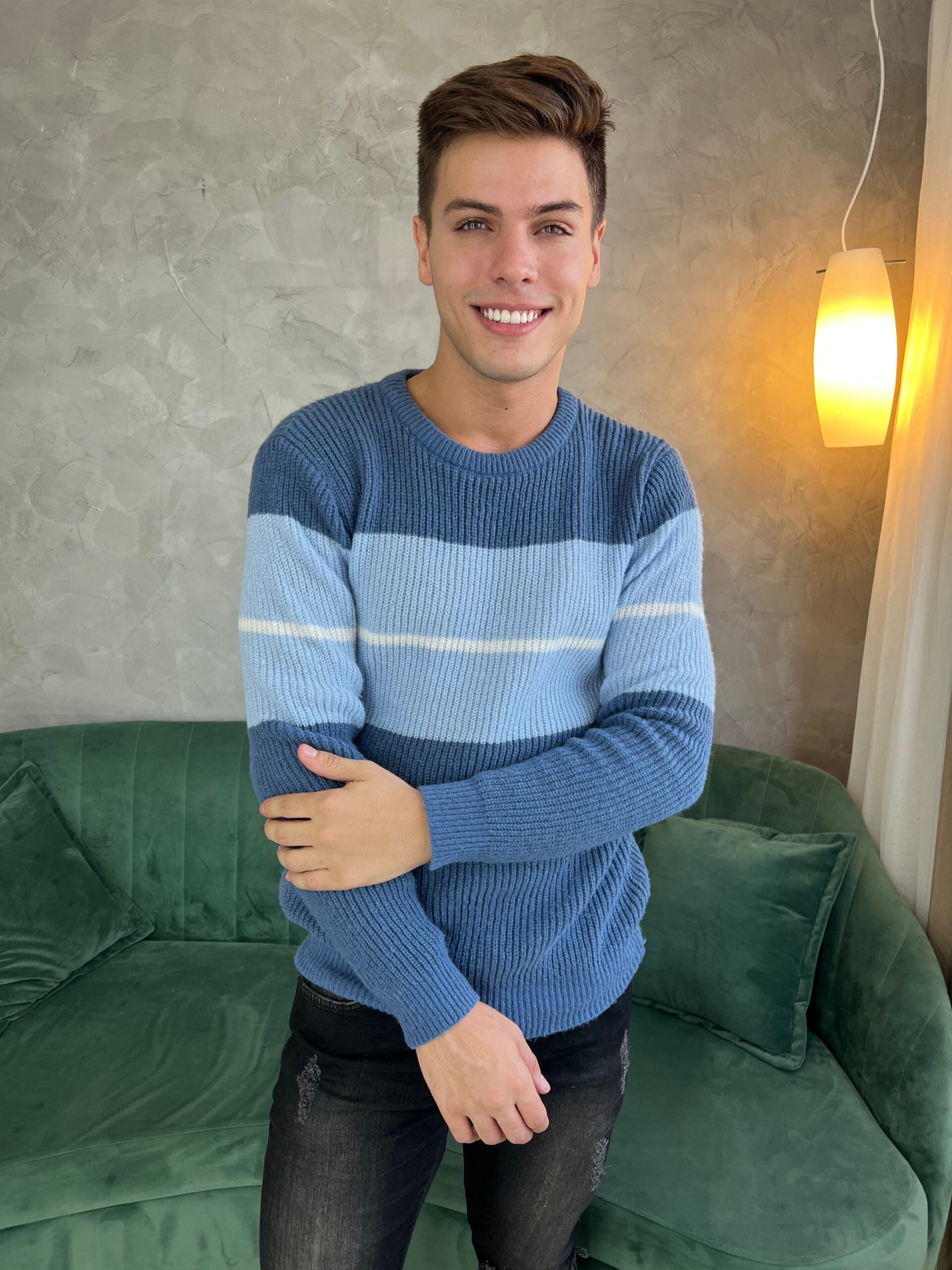 Imagem do produto BLUSA TRICOT TONS DE AZUL E LISTRA BRANCA
