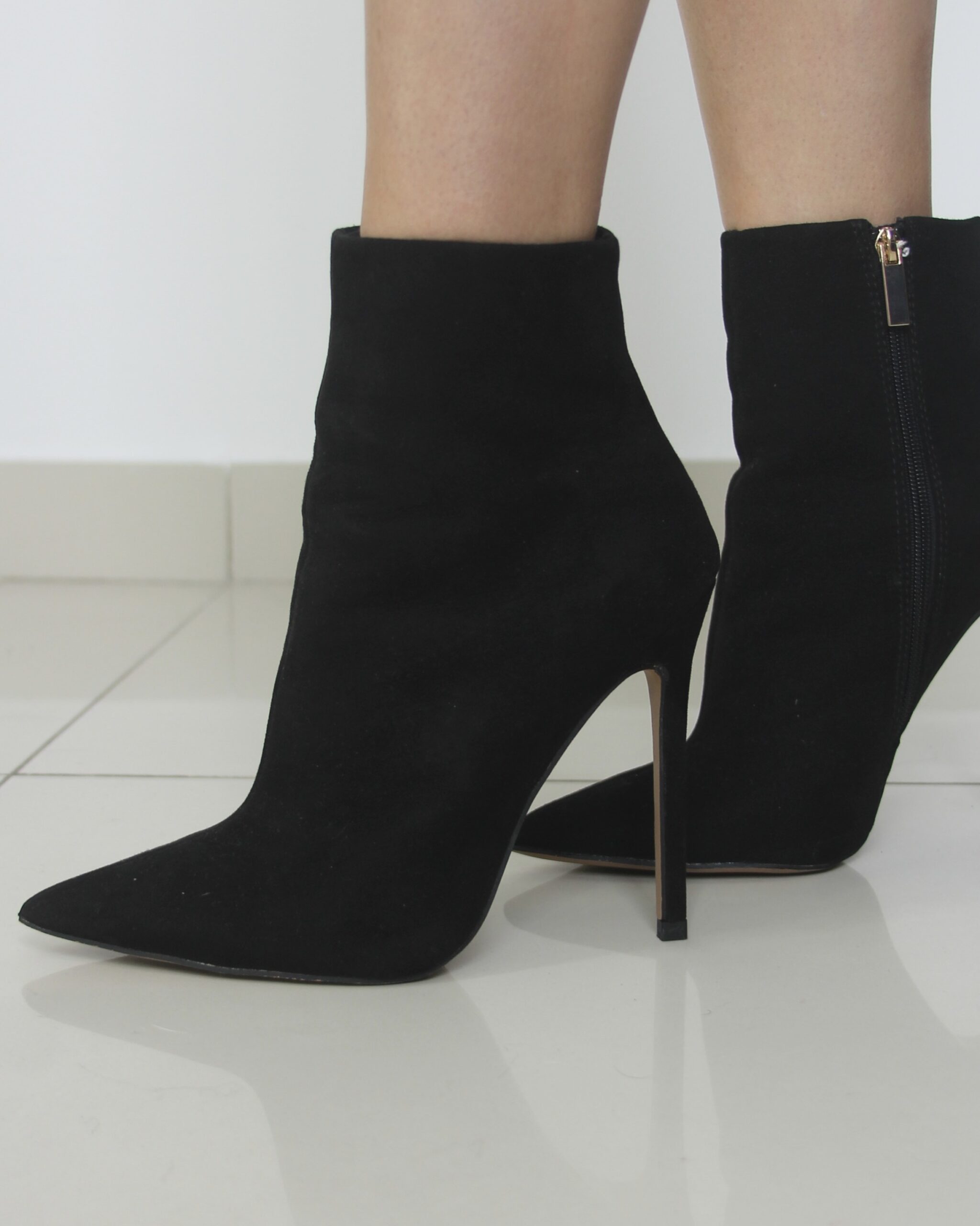 Imagem do produto BOTA PRETA SALTO CAMURÇA OSOS