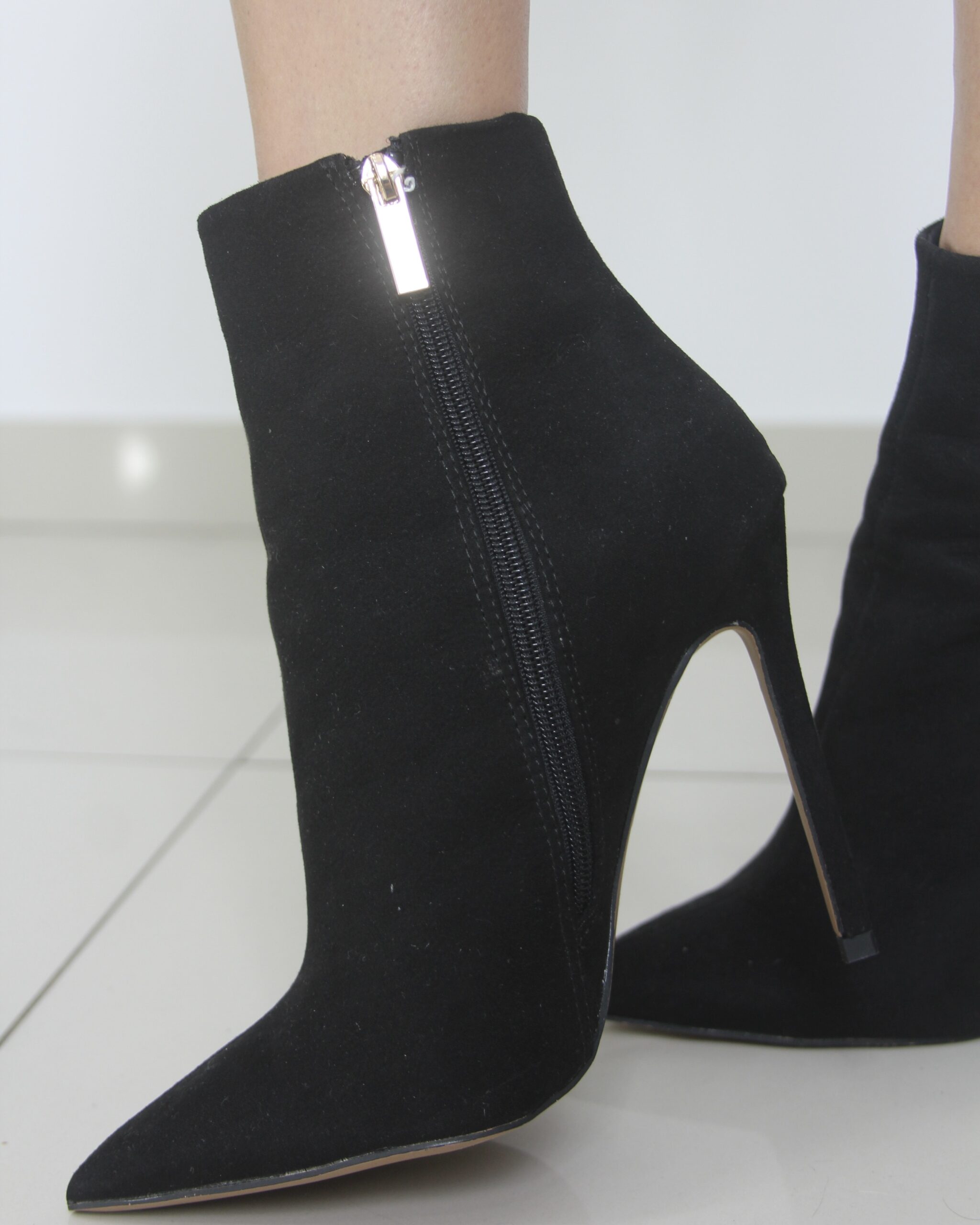 Imagem do produto BOTA PRETA SALTO CAMURÇA OSOS