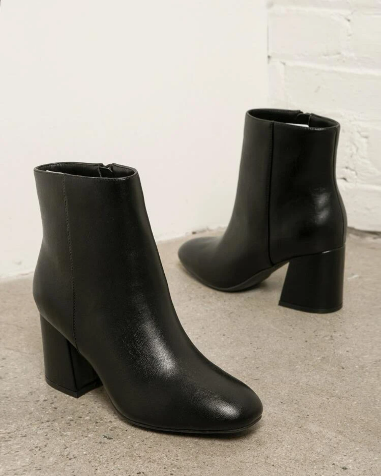 Imagem do produto BOTA COURO LISO PRETA SALTO E CANO MEDIO