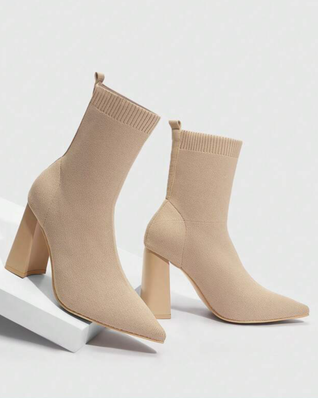 Imagem do produto BOTA BEGE MEIA SALTO BICO FINO SOFIA