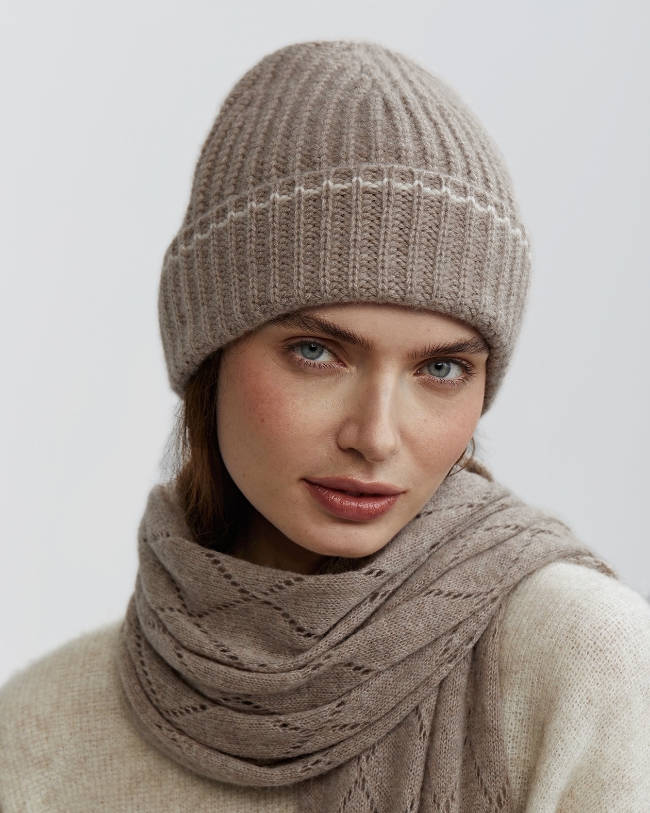 Imagem do produto GORRO TRICOT CAQUI DETALHE BRANCO