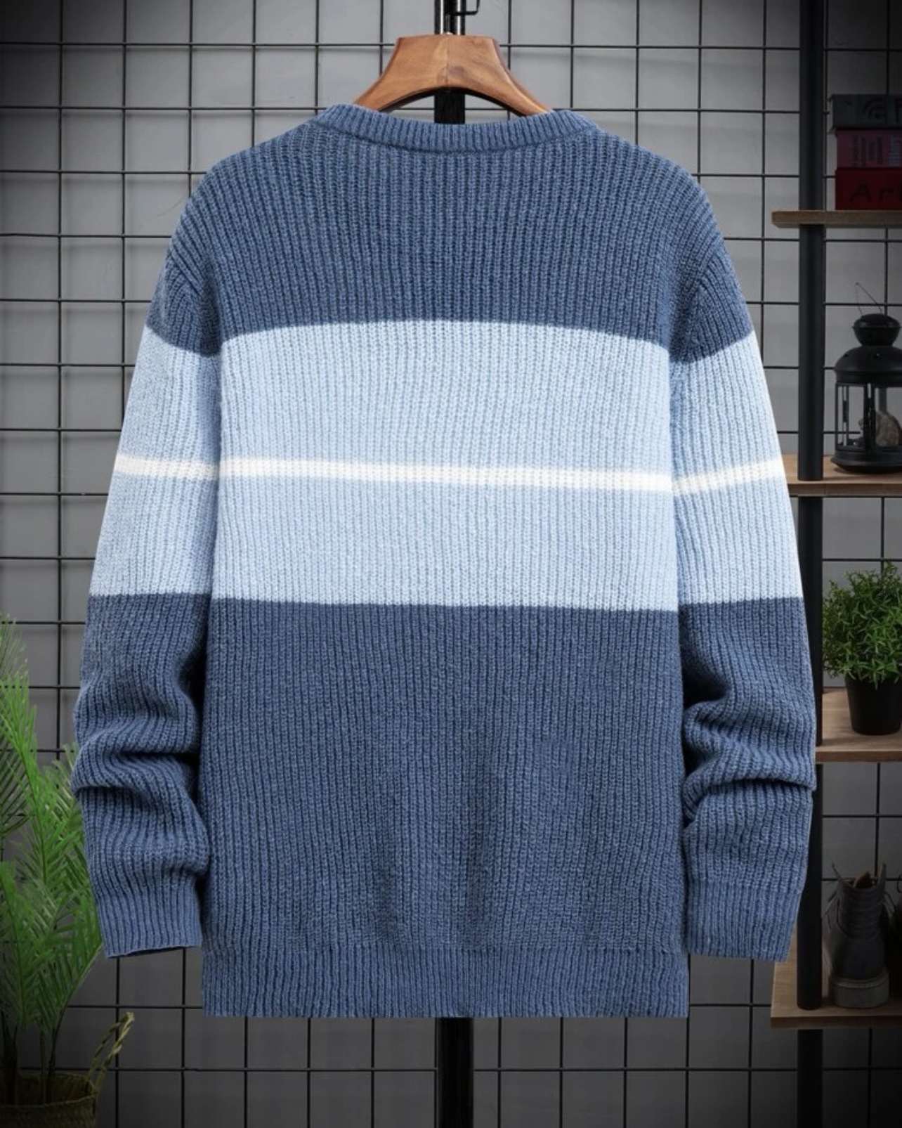 Imagem do produto BLUSA TRICOT TONS DE AZUL E LISTRA BRANCA